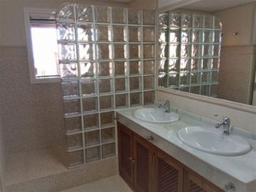 https://cdn.resales-online.com/public/7rg1k5rn6p/properties/d04adf6fcaa711eca97d0217bc231ef4/w1200/15-11d12f2f454f2f5e9b981fdd8b901d51.jpg?v=1652529261