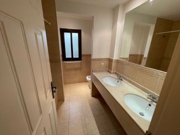 https://cdn.resales-online.com/public/ce35ic6qf2/properties/f0576334a67b11eca97d0217bc231ef4/w1200/19-d0ed7da2012a09046d307c195d98e7d6.jpg?v=1647584778