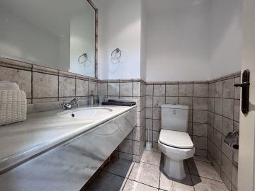 https://cdn.resales-online.com/public/ce35ic6qf2/properties/f0576334a67b11eca97d0217bc231ef4/w1200/23-79897b85162c6a486c7a4d1eb46924dd.jpg?v=1668839176