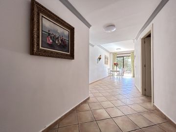 https://cdn.resales-online.com/public/ce35ic6qf2/properties/f0576334a67b11eca97d0217bc231ef4/w1200/27-f6e8bc237ba13ac4c268badec6354f3d.jpg?v=1670572127