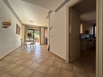 https://cdn.resales-online.com/public/ce35ic6qf2/properties/f0576334a67b11eca97d0217bc231ef4/w1200/28-ef19a2c59920e2e087cd278a51b6dbf8.jpg?v=1670572127