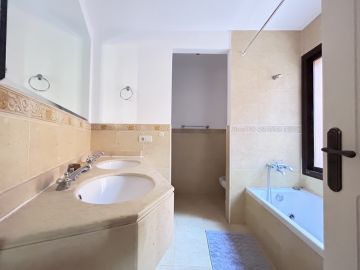https://cdn.resales-online.com/public/ce35ic6qf2/properties/f0576334a67b11eca97d0217bc231ef4/w1200/29-7c2f312881aea9bbe9ddaeb9640e2c9a.jpg?v=1670572127
