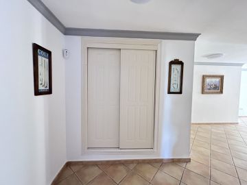 https://cdn.resales-online.com/public/ce35ic6qf2/properties/f0576334a67b11eca97d0217bc231ef4/w1200/30-5e8634ec9576c9ad4825a6dec5b5d375.jpg?v=1670572127
