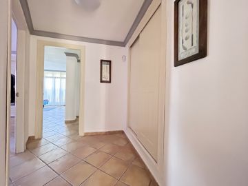 https://cdn.resales-online.com/public/ce35ic6qf2/properties/f0576334a67b11eca97d0217bc231ef4/w1200/31-5e8b9eb86a2d455eeaf43a7bbf3ccd12.jpg?v=1670572127