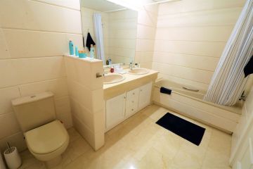 https://cdn.resales-online.com/public/swt24est18/properties/d9a9fb64d28311eca97d0217bc231ef4/w1200/21-2c707e7c511429b4f8ec4ee5f221ddb6.jpg?v=1653411157