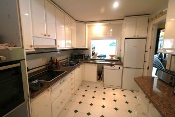 https://cdn.resales-online.com/public/swt24est18/properties/d9a9fb64d28311eca97d0217bc231ef4/w1200/7-aa4cc561180b369757c0bb4af9886cd3.jpg?v=1653411157