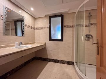 https://cdn.resales-online.com/public/ce35ic6qf2/properties/28aaee69df0611eca97d0217bc231ef4/w1200/33-f37a7fab00fce6ff6b895520b67d6d6d.jpg?v=1691647687