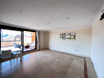 https://cdn.resales-online.com/public/ce35ic6qf2/properties/28aaee69df0611eca97d0217bc231ef4/w1200/36-be7efbbd8b294061d3f27cb7c37865bb.jpg?v=1691647687