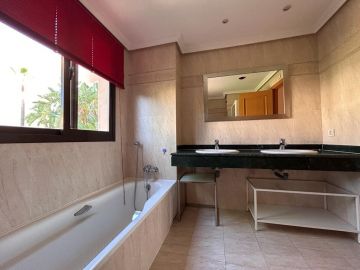 https://cdn.resales-online.com/public/ce35ic6qf2/properties/28aaee69df0611eca97d0217bc231ef4/w1200/38-9b9a71c4c46e127e5c6f91a74b158396.jpg?v=1691647687