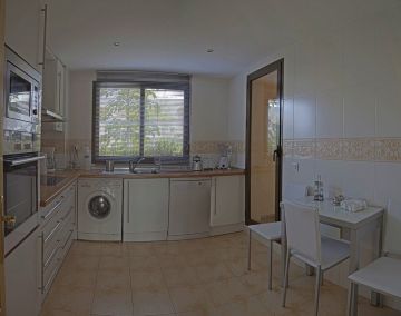 https://cdn.resales-online.com/public/ce35ic6qf2/properties/28aaee69df0611eca97d0217bc231ef4/w1200/8-e64a9055bba3e77ac8aca3b893cdf826.jpg?v=1653801408