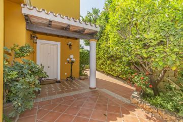 https://cdn.resales-online.com/public/vvmdwbkuht/properties/3d6e484dd84f11eca97d0217bc231ef4/w1200/28-ef19a2c59920e2e087cd278a51b6dbf8.jpg?v=1653065034