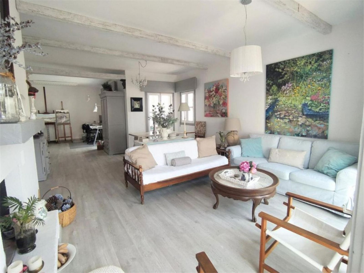 https://cdn.resales-online.com/public/7rg1k5rn6p/properties/563b782eddd311eca97d0217bc231ef4/w1200/1-7980e48d732b6fc85c14b43b94d2aa54.jpg?v=1654364268