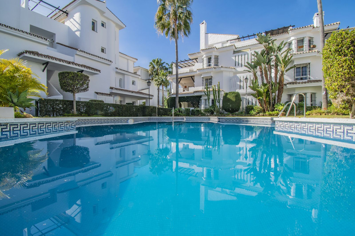 https://cdn.resales-online.com/public/vvmdwbkuht/properties/9e8dac801fe711eda97d0217bc231ef4/w1200/1-7980e48d732b6fc85c14b43b94d2aa54.jpg?v=1660986304