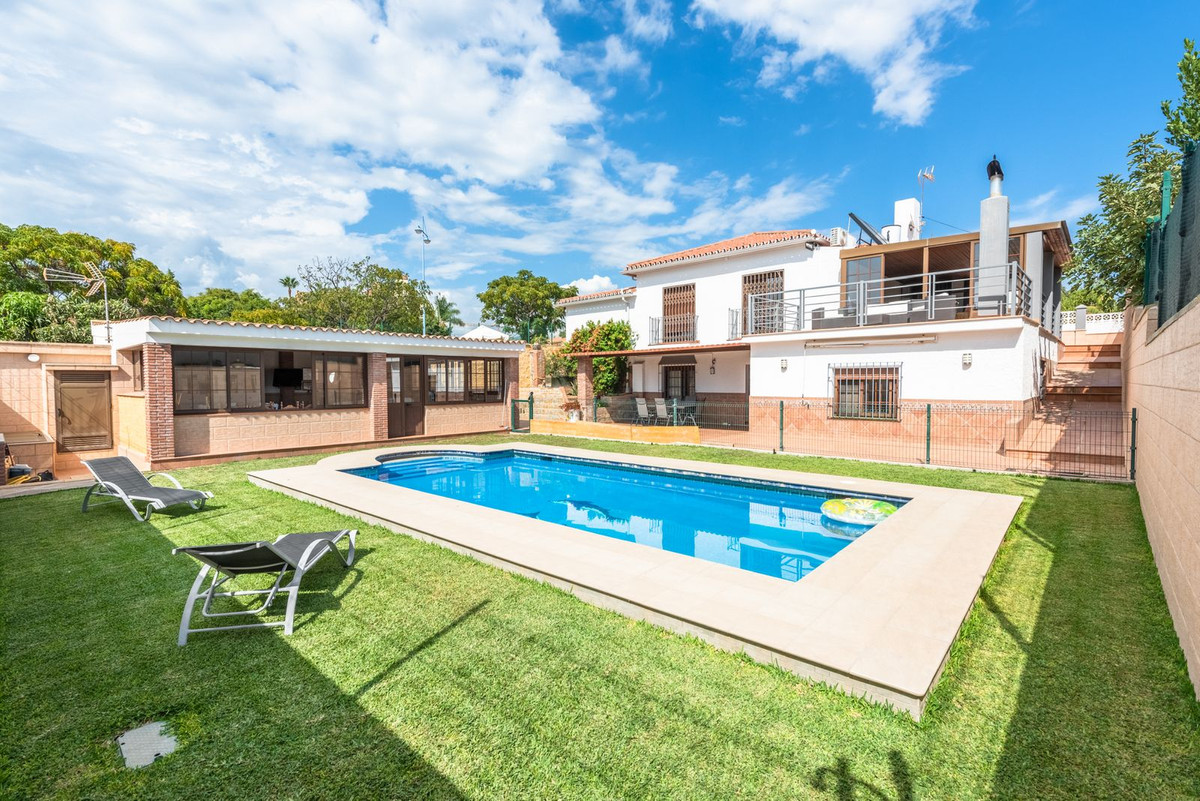 https://cdn.resales-online.com/public/jmw4hri9r8/properties/250ceaef2b8f11edad230217bc231ef4/w1200/1-7980e48d732b6fc85c14b43b94d2aa54.jpg?v=1664292415