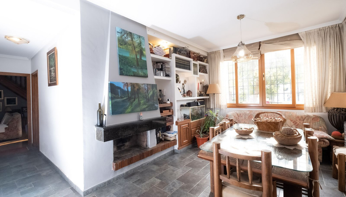 https://cdn.resales-online.com/public/xvbq82z8it/properties/9e880a4059db11ed98460217bc231ef4/w1200/1-7980e48d732b6fc85c14b43b94d2aa54.jpg?v=1667308196