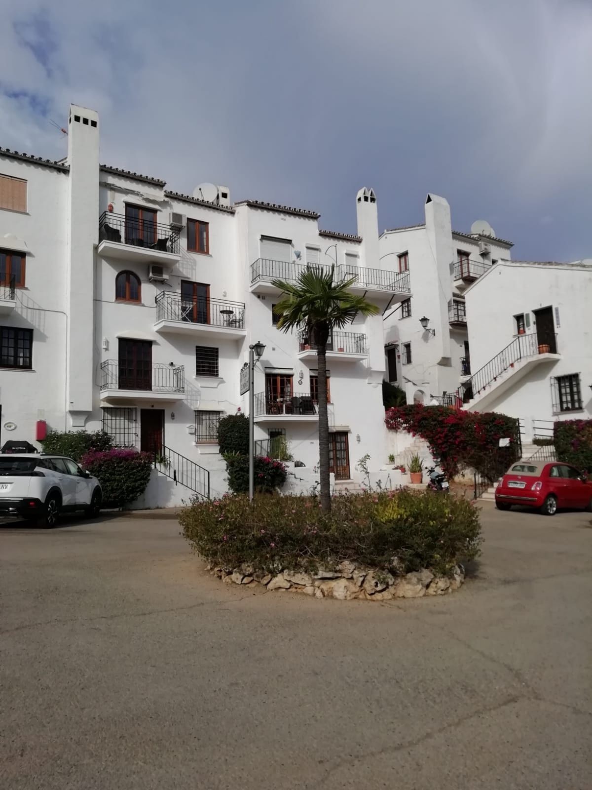 https://cdn.resales-online.com/public/7rg1k5rn6p/properties/6a6d0676543b11ed98460217bc231ef4/w1200/1-7980e48d732b6fc85c14b43b94d2aa54.jpg?v=1667557566