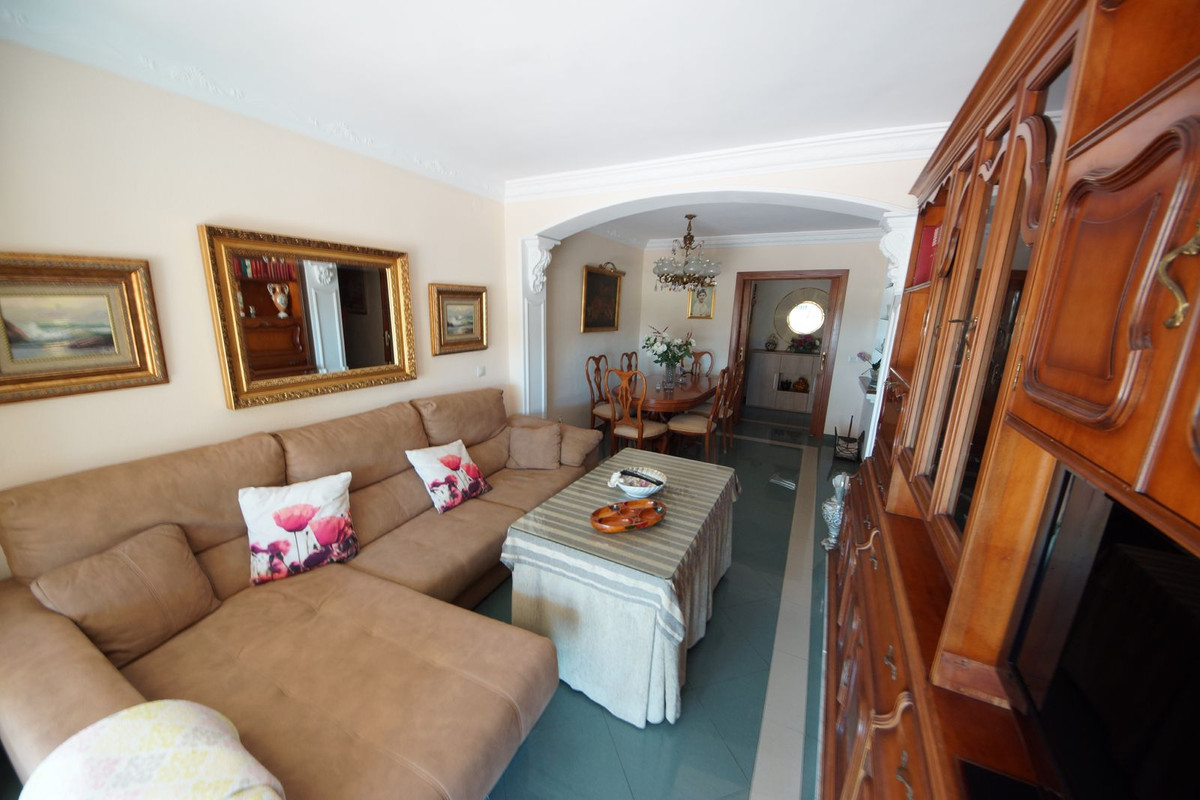 https://cdn.resales-online.com/public/58phfbom2g/properties/bd2e5f375f5311ed98460217bc231ef4/w1200/1-7980e48d732b6fc85c14b43b94d2aa54.jpg?v=1667911692