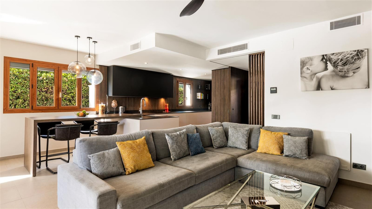 https://cdn.resales-online.com/public/b3evhsn1uj/properties/8185c65b666d11ed98460217bc231ef4/w1200/2-5bd7b9d04b45e33852eaf0ec6670150d.jpg?v=1668689605