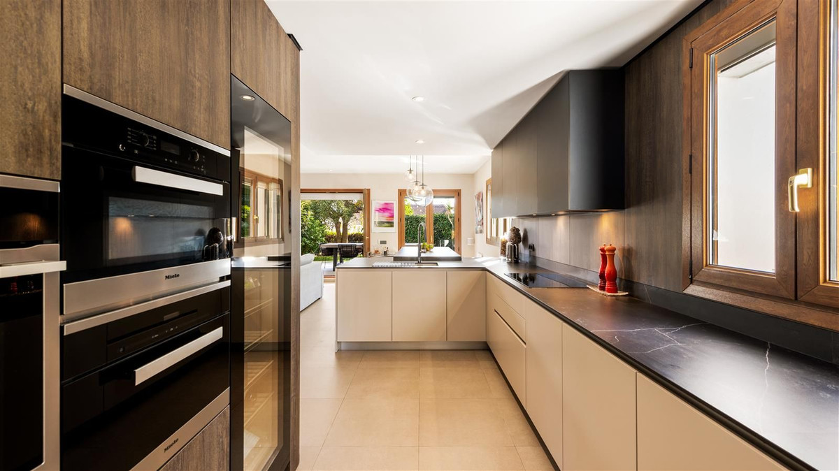 https://cdn.resales-online.com/public/b3evhsn1uj/properties/8185c65b666d11ed98460217bc231ef4/w1200/11-20939a0134ad724a8cb2a801094d15a4.jpg?v=1668689605