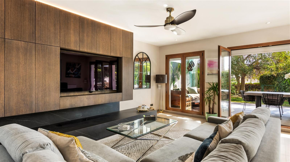 https://cdn.resales-online.com/public/b3evhsn1uj/properties/8185c65b666d11ed98460217bc231ef4/w1200/12-53013098fcab6c38b1379cd33298e050.jpg?v=1668689605