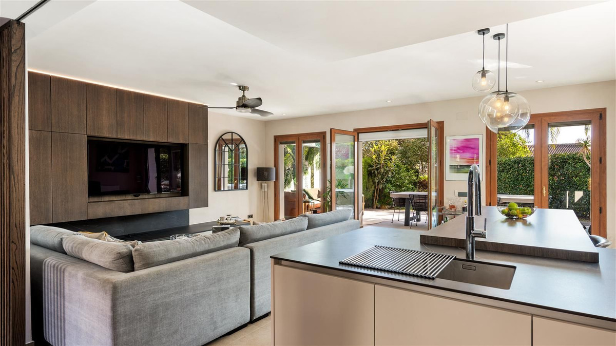 https://cdn.resales-online.com/public/b3evhsn1uj/properties/8185c65b666d11ed98460217bc231ef4/w1200/13-5fd73dea700db77384c091ca9818b1a9.jpg?v=1668689605