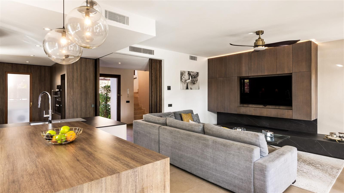 https://cdn.resales-online.com/public/b3evhsn1uj/properties/8185c65b666d11ed98460217bc231ef4/w1200/14-d70dc3102c00d7be0e872dfe1c1f86d7.jpg?v=1668689605
