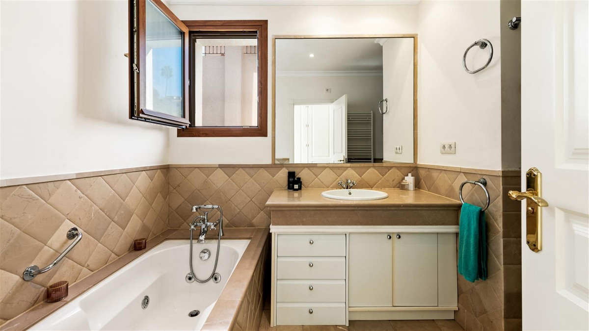 https://cdn.resales-online.com/public/b3evhsn1uj/properties/8185c65b666d11ed98460217bc231ef4/w1200/8-e64a9055bba3e77ac8aca3b893cdf826.jpg?v=1668689605