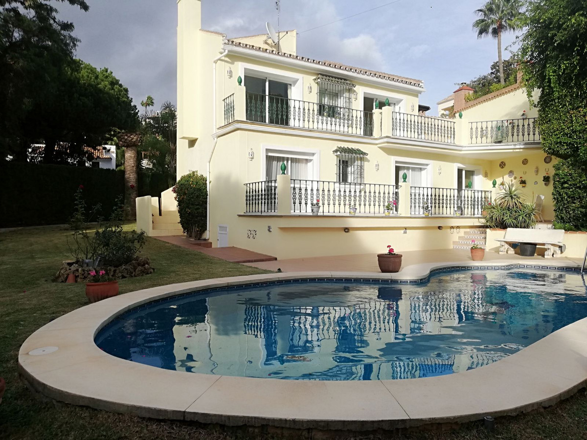 https://cdn.resales-online.com/public/2hi9p0nm9b/properties/ec8f0e0b7fb511ed98460217bc231ef4/w1200/1-7980e48d732b6fc85c14b43b94d2aa54.jpg?v=1671469506