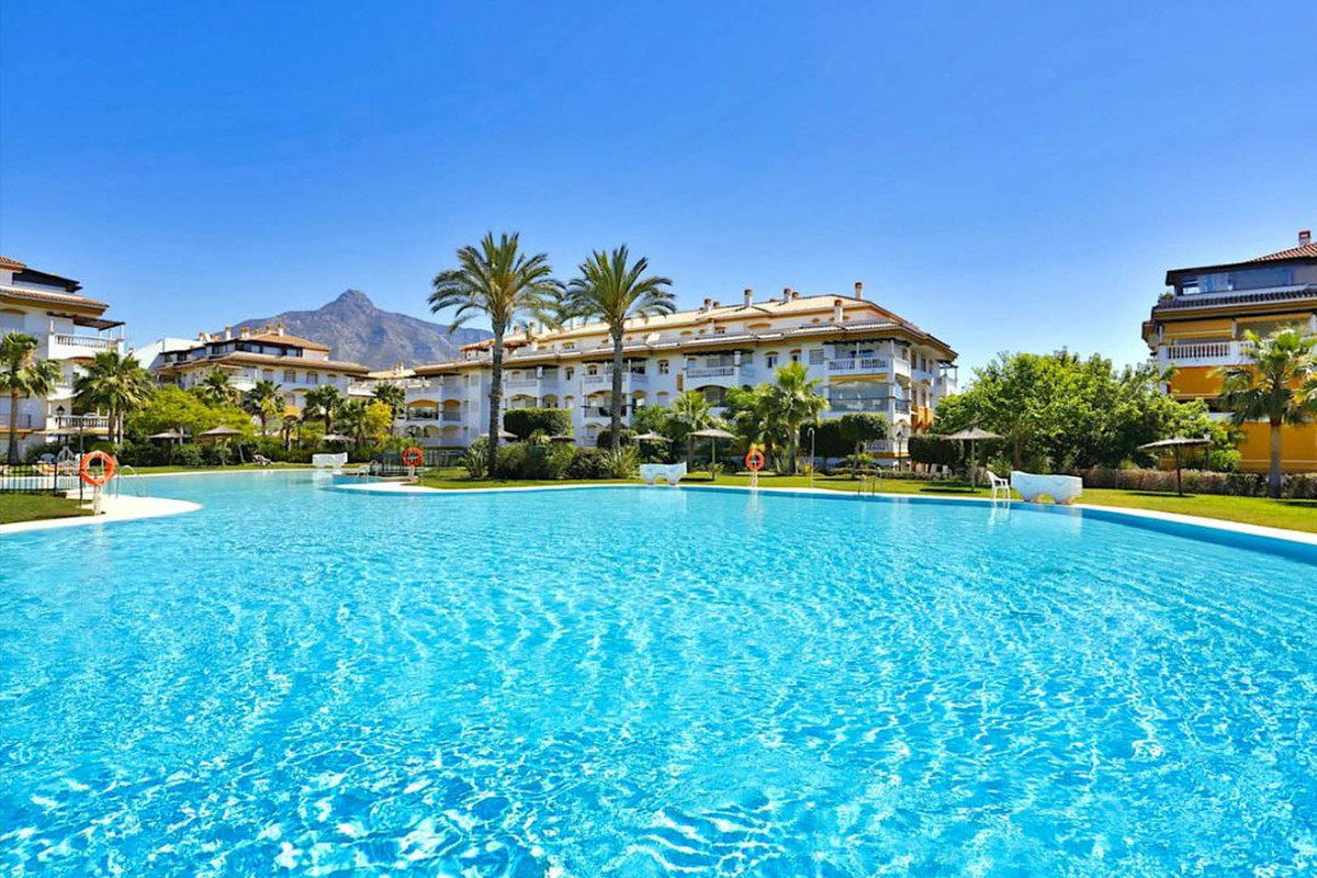 https://cdn.resales-online.com/public/cbiutp5eqn/properties/fc8c8821972b11eda53f0217bc231ef4/w1200/1-7980e48d732b6fc85c14b43b94d2aa54.jpg?v=1674469172