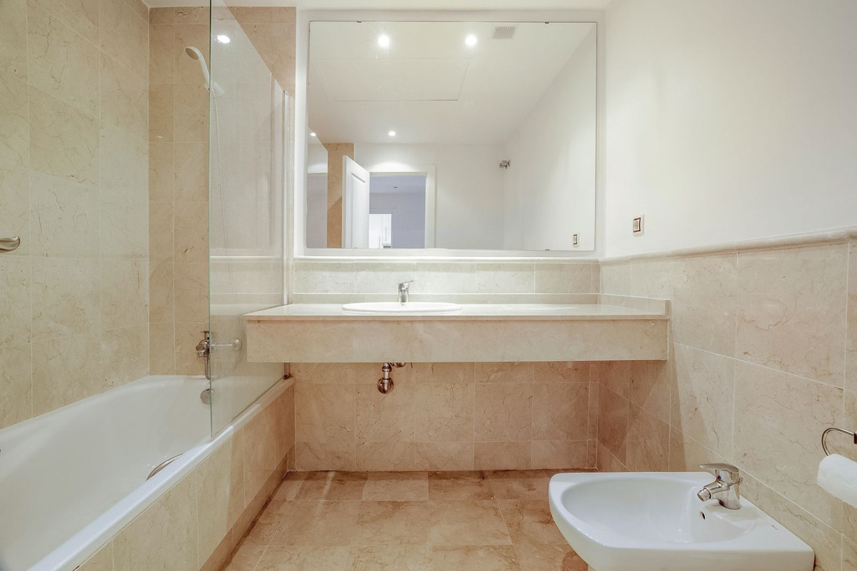 https://cdn.resales-online.com/public/dmbme36kle/properties/15eb57a695da11eda53f0217bc231ef4/w1200/10-bb915d1cb19341576dcdc994b81ab9c5.jpg?v=1673903773