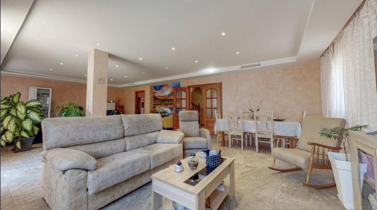 https://cdn.resales-online.com/public/u6447mvlgg/properties/0f262bad4ed511ed98460217bc231ef4/w1200/3-e898b2bb2a2fdfd06d2c39894dce8316.jpg?v=1666095548