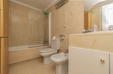 https://cdn.resales-online.com/public/vvmdwbkuht/properties/aa91fd6d4be911ed98460217bc231ef4/w1200/28-ef19a2c59920e2e087cd278a51b6dbf8.jpg?v=1666003620