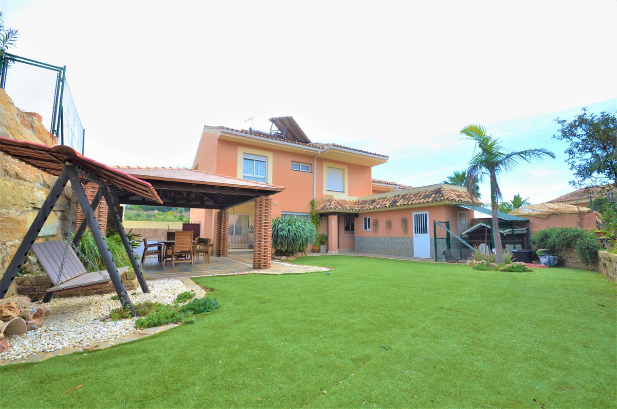 https://cdn.resales-online.com/public/u3l2ad5ic9/properties/000bfdb1c27a11ed84bd0217bc231ef4/w1200/1-7980e48d732b6fc85c14b43b94d2aa54.jpg?v=1678971141
