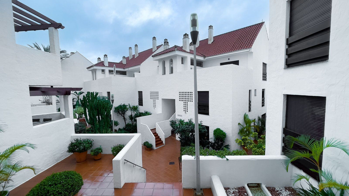 https://cdn.resales-online.com/public/qtb32w08n3/properties/66615c1cca5711ed84bd0217bc231ef4/w1200/1-7980e48d732b6fc85c14b43b94d2aa54.jpg?v=1679675084