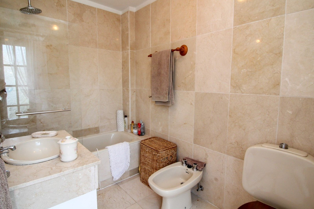 https://cdn.resales-online.com/public/l0vq491cr1/properties/55aaf47cedaa11edb6600217bc231ef4/w1200/17-dd5fcd4f0eb487dfa3803f7e20814c0e.jpg?v=1683559834