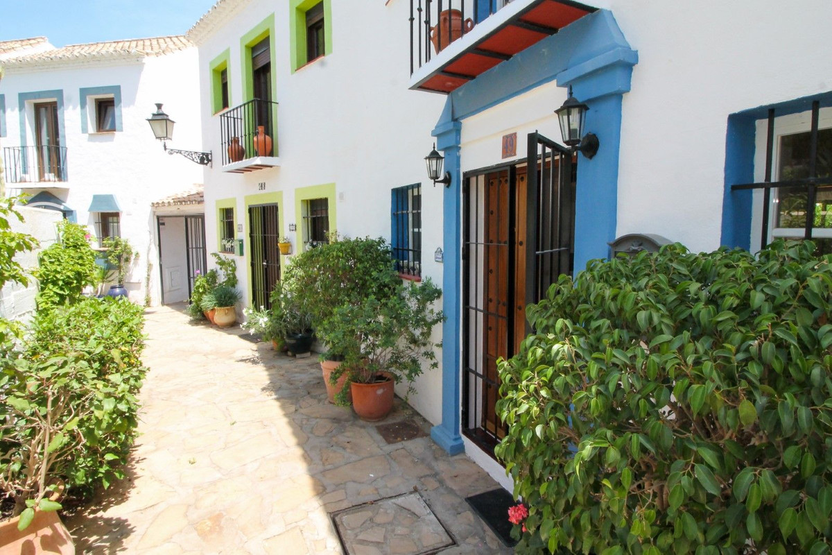 https://cdn.resales-online.com/public/l0vq491cr1/properties/55aaf47cedaa11edb6600217bc231ef4/w1200/19-d0ed7da2012a09046d307c195d98e7d6.jpg?v=1683559834