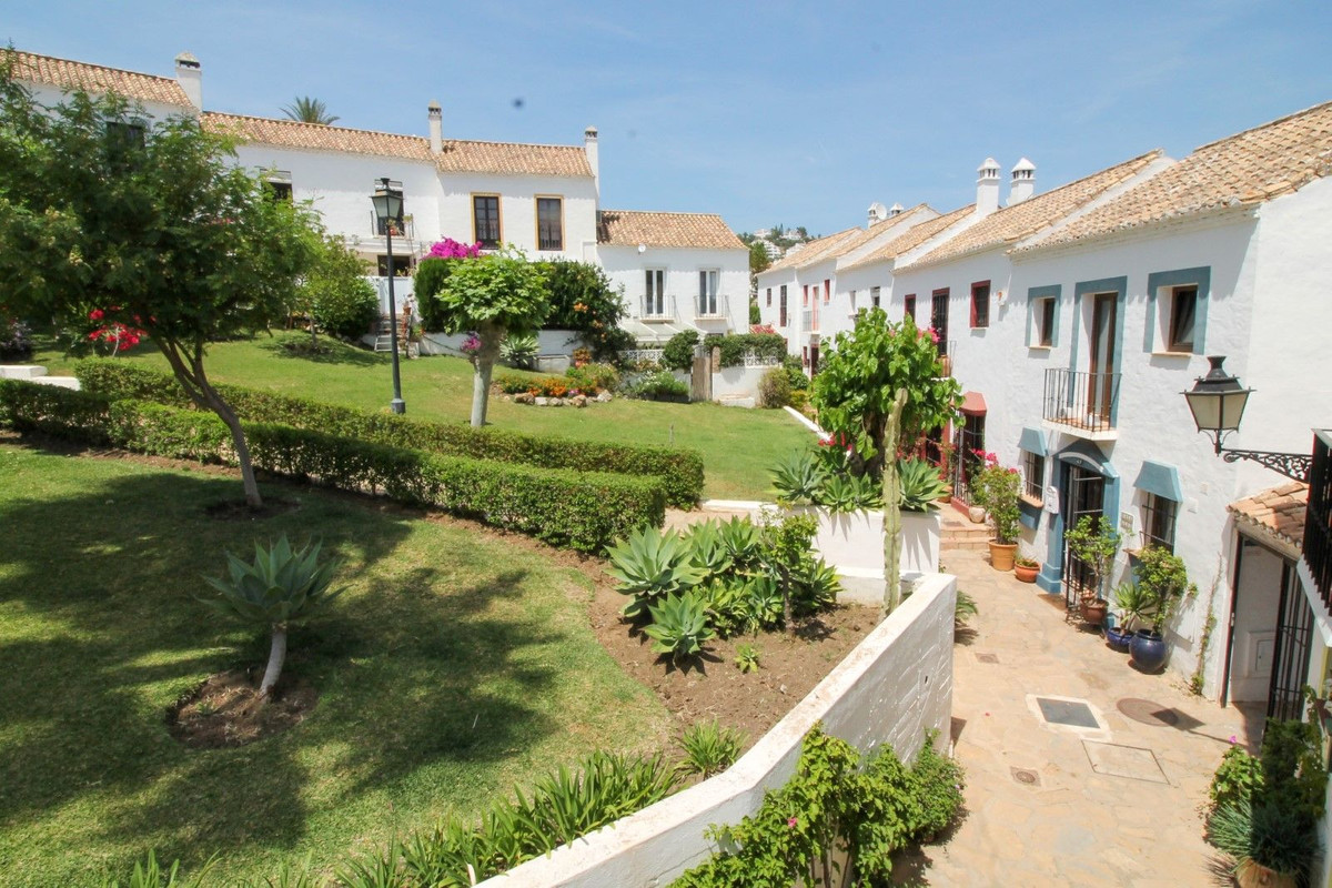 https://cdn.resales-online.com/public/l0vq491cr1/properties/55aaf47cedaa11edb6600217bc231ef4/w1200/20-d1f7658cbe4ba6cd8666fec30fba80ad.jpg?v=1683559834