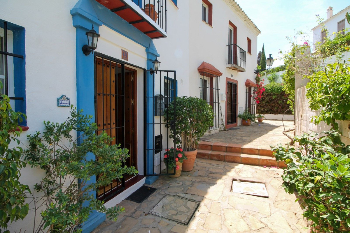 https://cdn.resales-online.com/public/l0vq491cr1/properties/55aaf47cedaa11edb6600217bc231ef4/w1200/3-e898b2bb2a2fdfd06d2c39894dce8316.jpg?v=1683559834