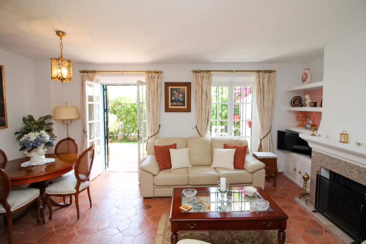 https://cdn.resales-online.com/public/l0vq491cr1/properties/55aaf47cedaa11edb6600217bc231ef4/w1200/4-c23c0f86247804fa50226aecd8b0b2c8.jpg?v=1683559834