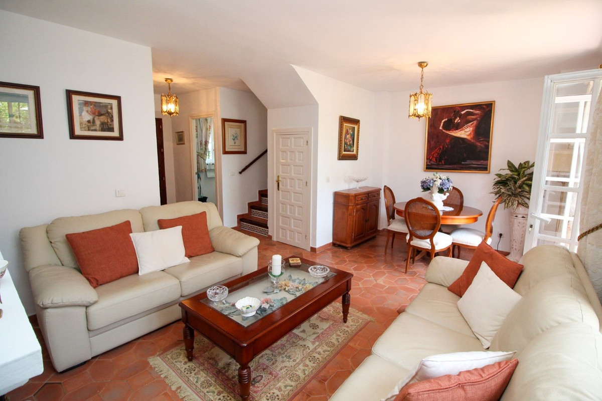 https://cdn.resales-online.com/public/l0vq491cr1/properties/55aaf47cedaa11edb6600217bc231ef4/w1200/6-241328e1bcc9c0d8ce1222beb6c967a8.jpg?v=1683559834
