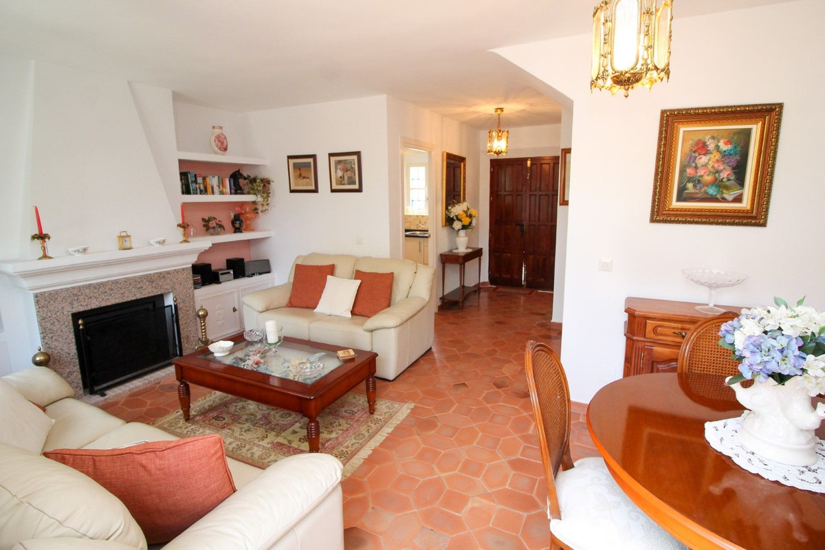 https://cdn.resales-online.com/public/l0vq491cr1/properties/55aaf47cedaa11edb6600217bc231ef4/w1200/7-aa4cc561180b369757c0bb4af9886cd3.jpg?v=1683559834