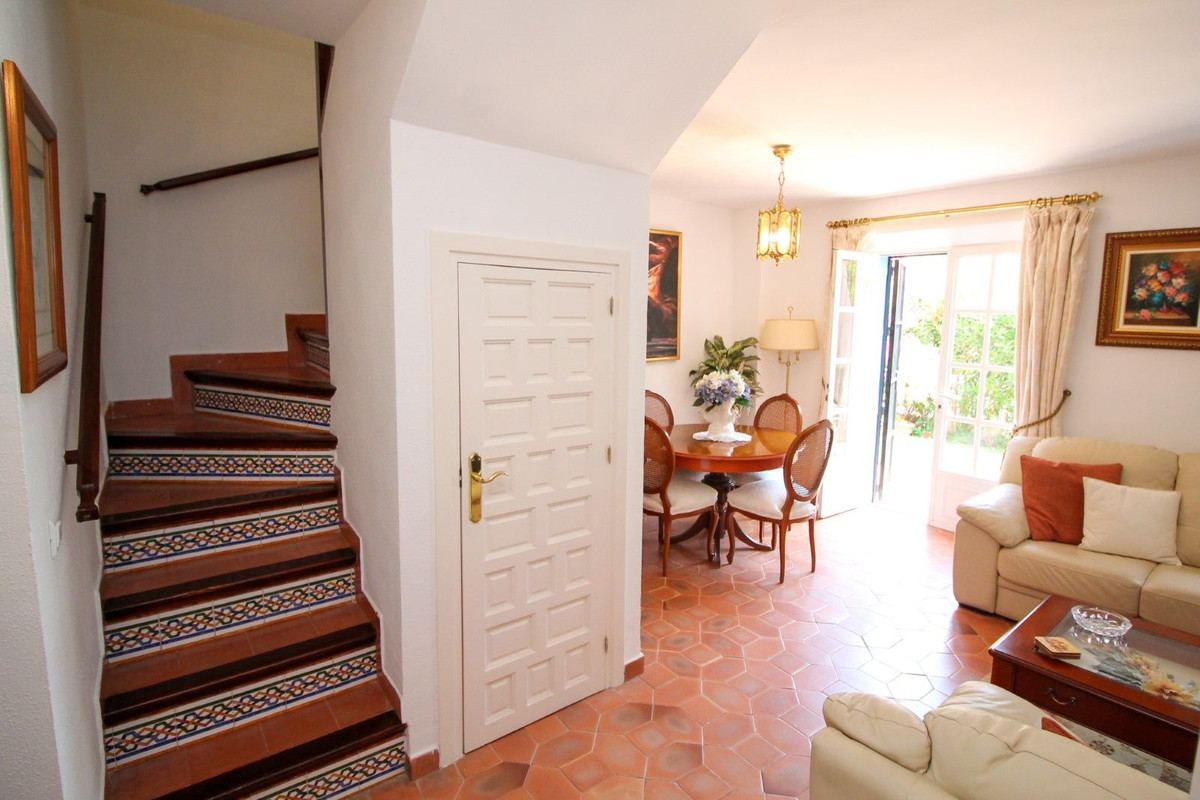 https://cdn.resales-online.com/public/l0vq491cr1/properties/55aaf47cedaa11edb6600217bc231ef4/w1200/8-e64a9055bba3e77ac8aca3b893cdf826.jpg?v=1683559834