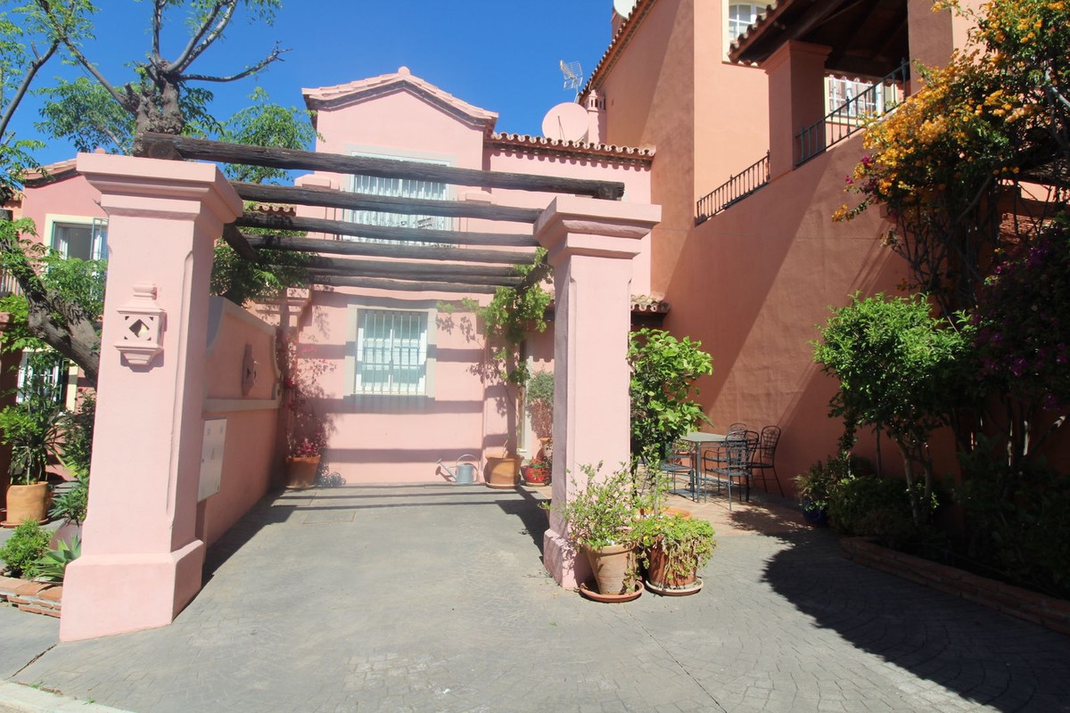 https://cdn.resales-online.com/public/8tmtdeuc4h/properties/04463932eda511edb6600217bc231ef4/w1200/1-7980e48d732b6fc85c14b43b94d2aa54.jpg?v=1683556451