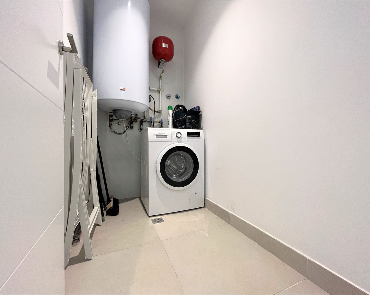 https://cdn.resales-online.com/public/u3l2ad5ic9/properties/1ced630df94a11edb6600217bc231ef4/w1200/56-2d0a216f8e134b5871b2b0b286c835ab.jpg?v=1685446148