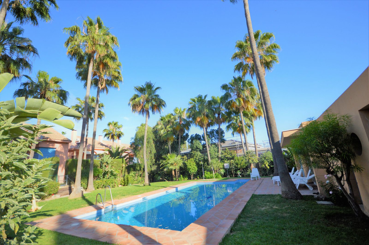 https://cdn.resales-online.com/public/rt1cuhsqdn/properties/24c80fd6f0aa11edb6600217bc231ef4/w1200/1-7980e48d732b6fc85c14b43b94d2aa54.jpg?v=1683890282