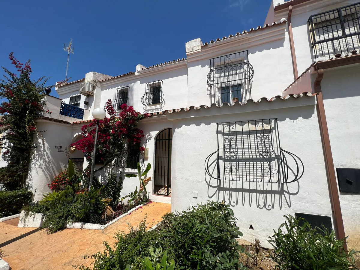 https://cdn.resales-online.com/public/l5qiehb852/properties/0bea44b8fc5011edb6600217bc231ef4/w1200/1-7980e48d732b6fc85c14b43b94d2aa54.jpg?v=1685350380