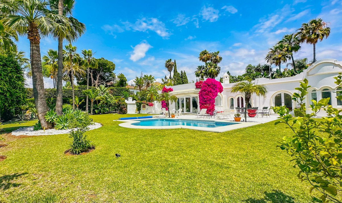 https://cdn.resales-online.com/public/vs9n5zw5gq/properties/852c8e94fc7711edb6600217bc231ef4/w1200/1-7980e48d732b6fc85c14b43b94d2aa54.jpg?v=1685186444