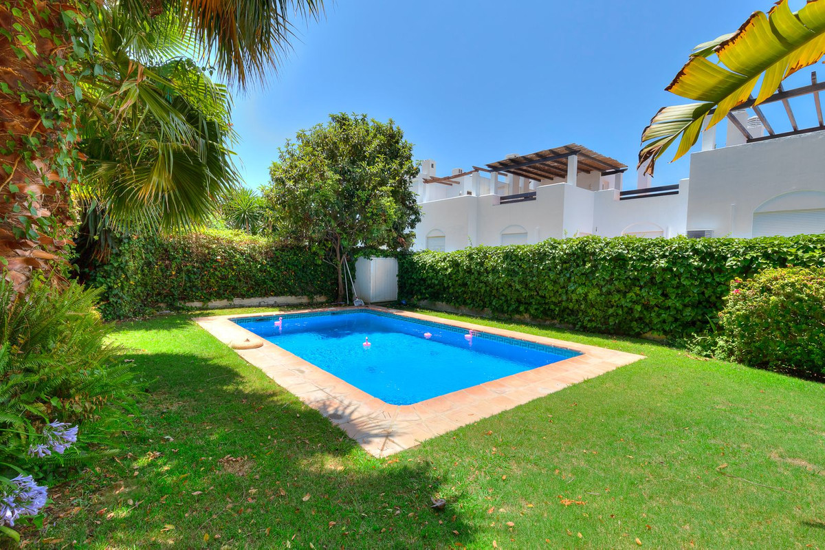 https://cdn.resales-online.com/public/i66ekti546/properties/b8e5a10e0aa911eeb6600217bc231ef4/w1200/4-c23c0f86247804fa50226aecd8b0b2c8.jpg?v=1688035118