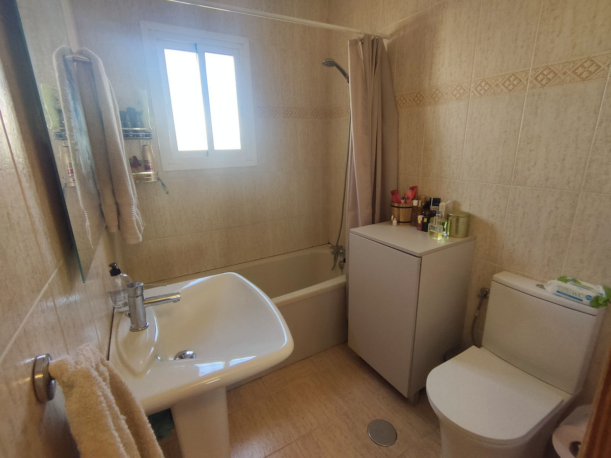https://cdn.resales-online.com/public/dbr7nhfnz0/properties/7cbf467922f711eea7b50217bc231ef4/w1200/19-d0ed7da2012a09046d307c195d98e7d6.jpg?v=1689420065