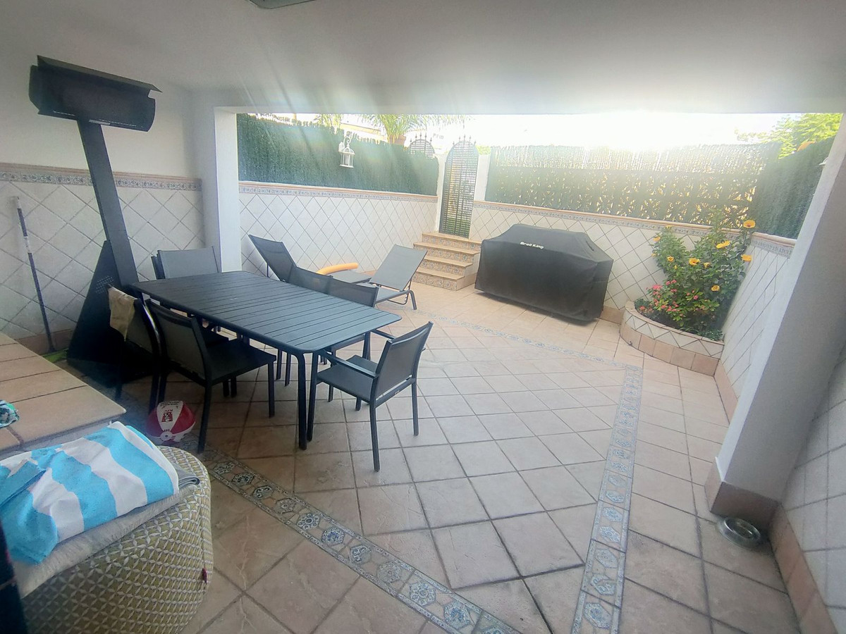 https://cdn.resales-online.com/public/dbr7nhfnz0/properties/7cbf467922f711eea7b50217bc231ef4/w1200/22-bcf8e6250e0bab365f900a8ac31ac040.jpg?v=1689420065